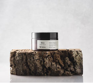 Trattamento che restituisce elasticità e idratazione alla pelle delle mani, con olio d’oliva e olio essenziale di geranio. Si assorbe velocemente e non unge.

Formato da 100ml.