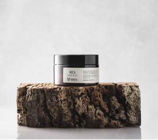 Trattamento che restituisce elasticità e idratazione alla pelle delle mani, con olio d’oliva e olio essenziale di geranio. Si assorbe velocemente e non unge.

Formato da 100ml.